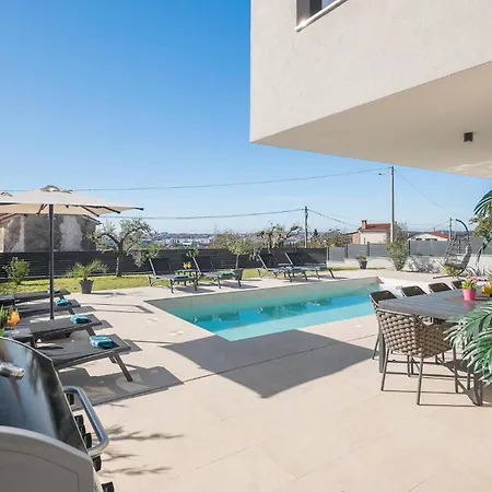 Beautiful In With House A Panoramic View *