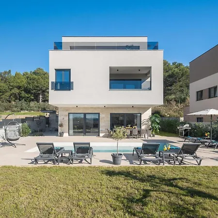 Beautiful In With House A Panoramic View Pula