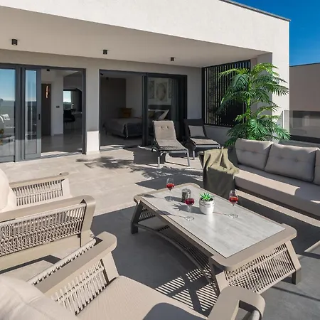Beautiful In With House A Panoramic View *